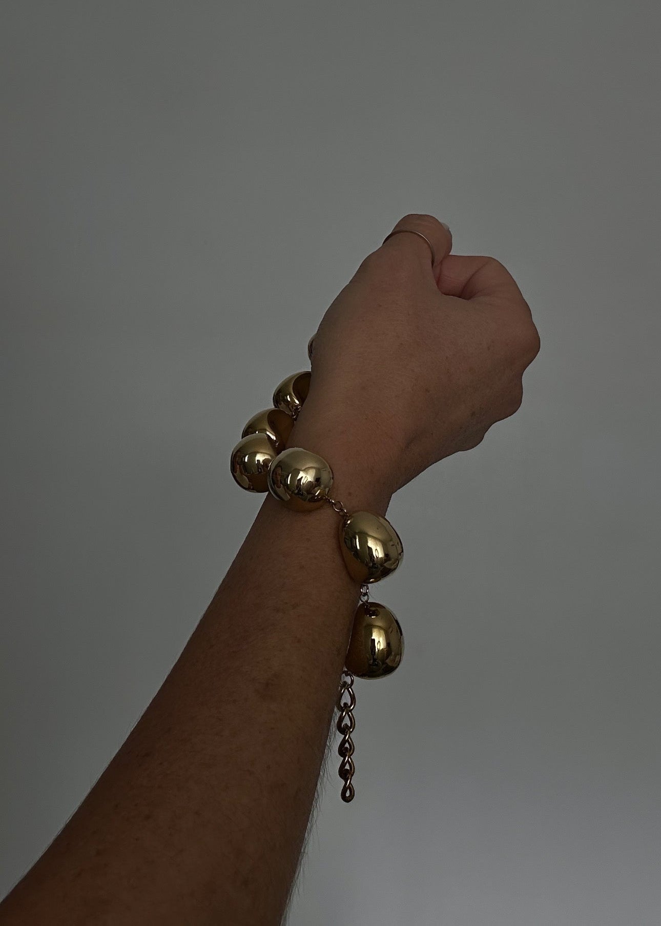 bracelet en acier inoxydable doré ou argenté maille boule, moderne et élégant.