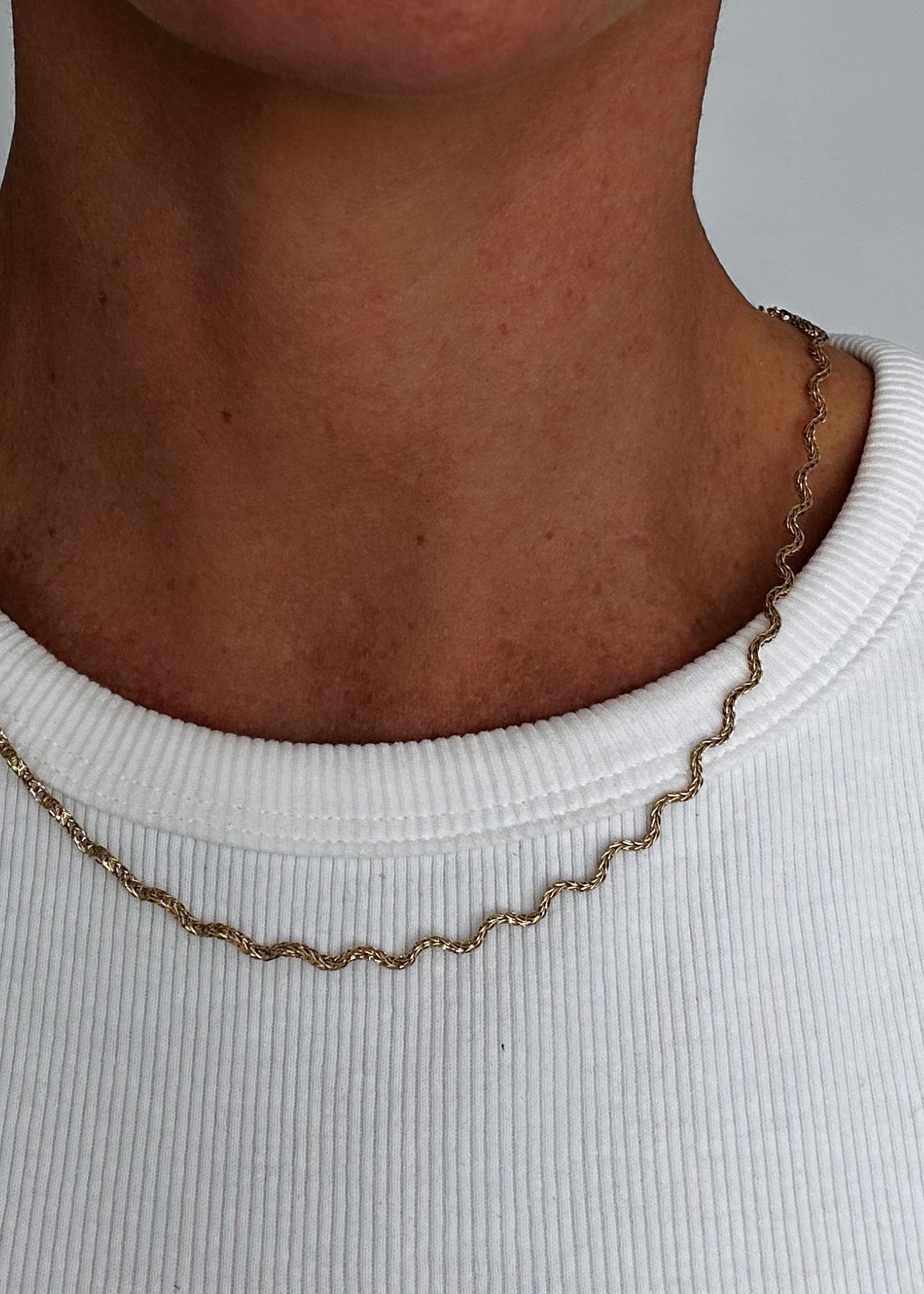 Collier en acier inoxydable doré ou argenté avec pendentif en forme de vague, fin, minimaliste et élégant.