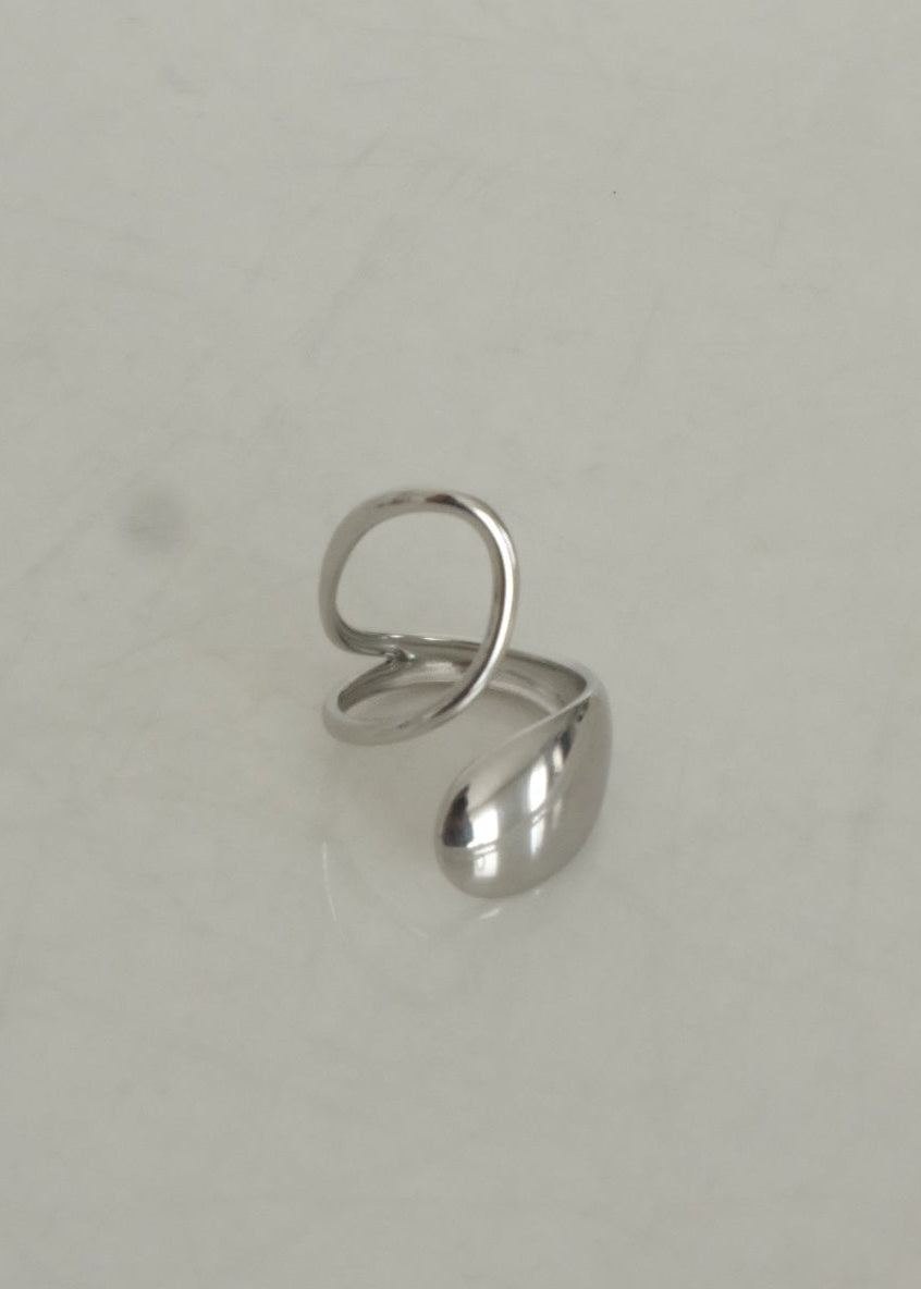 Bague ajustable ondulée en acier inoxydable doré, design moderne et minimaliste, vue en gros plan.