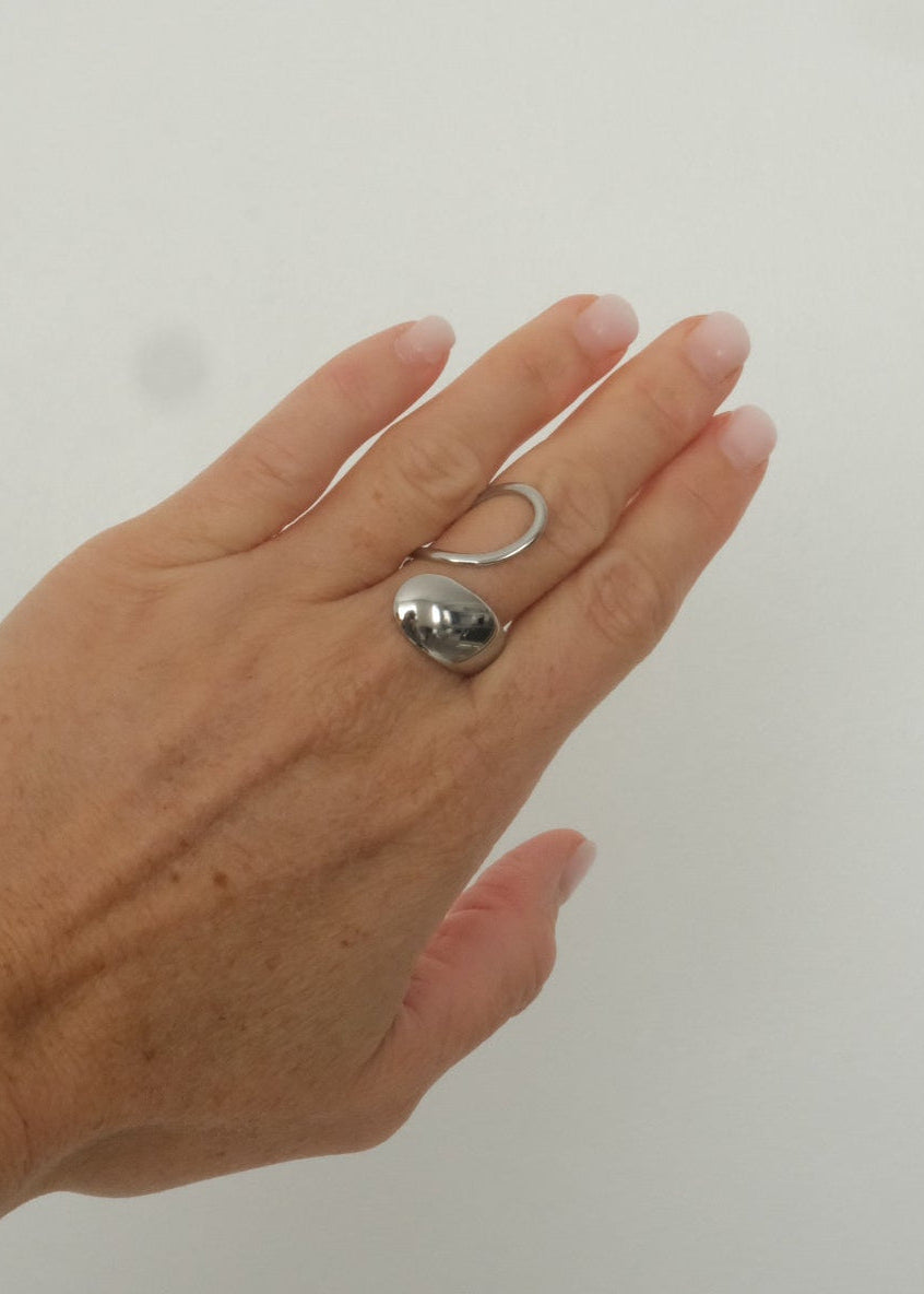 Bague ajustable ondulée en acier inoxydable doré, design moderne et minimaliste, vue en gros plan.