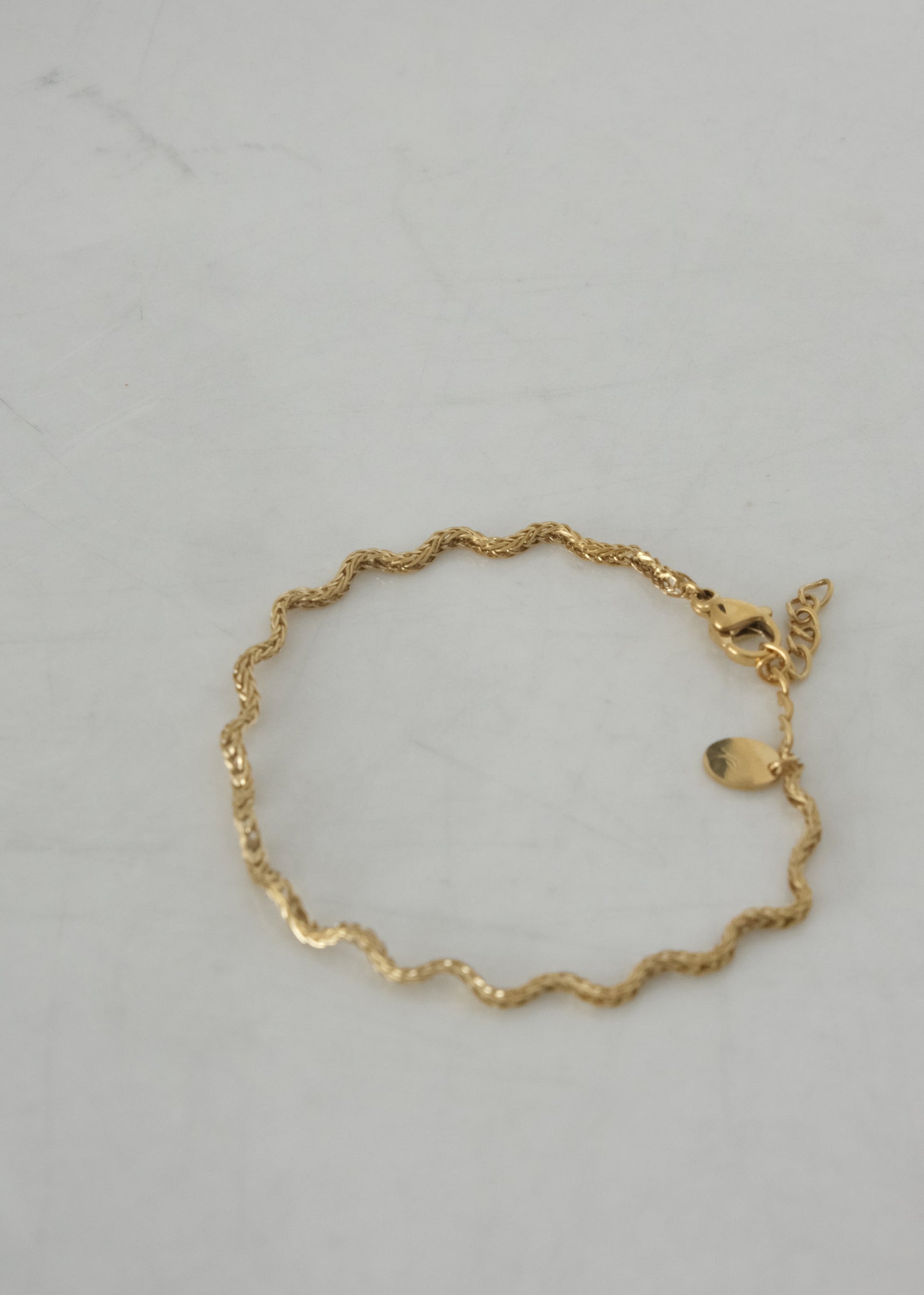 bracelet ondulé fin doré en acier inoxydable, un bijou délicat et intemporel qui sublime le poignet en toute subtilité.