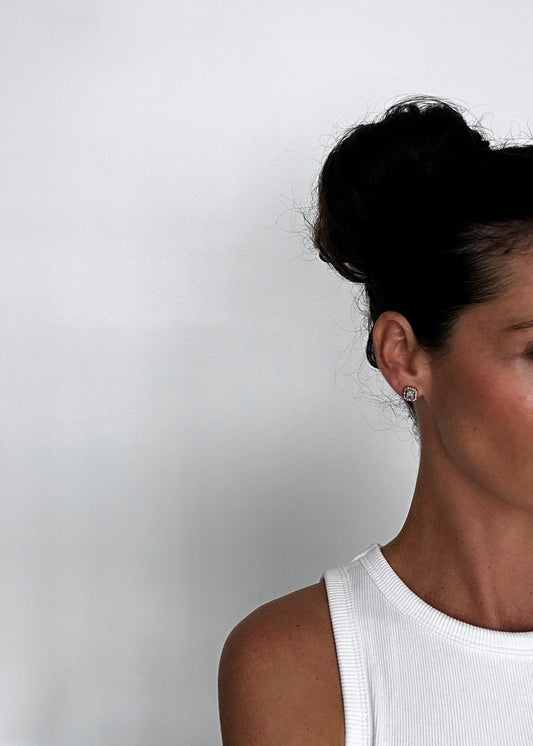 Boucles d’oreilles dorées en acier inoxydable ornées de petits strass, avec fermoir puce, au design fin et lumineux.