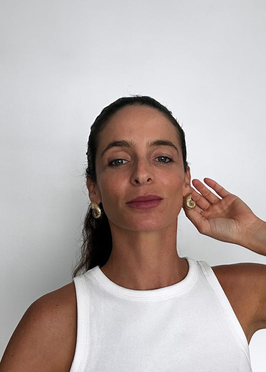 Boucles d’oreilles dorées en acier inoxydable en forme d’escargot, design spiralé élégant, finition brillante