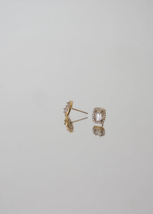 Boucles d’oreilles dorées en acier inoxydable ornées de petits strass, avec fermoir puce, au design fin et lumineux.