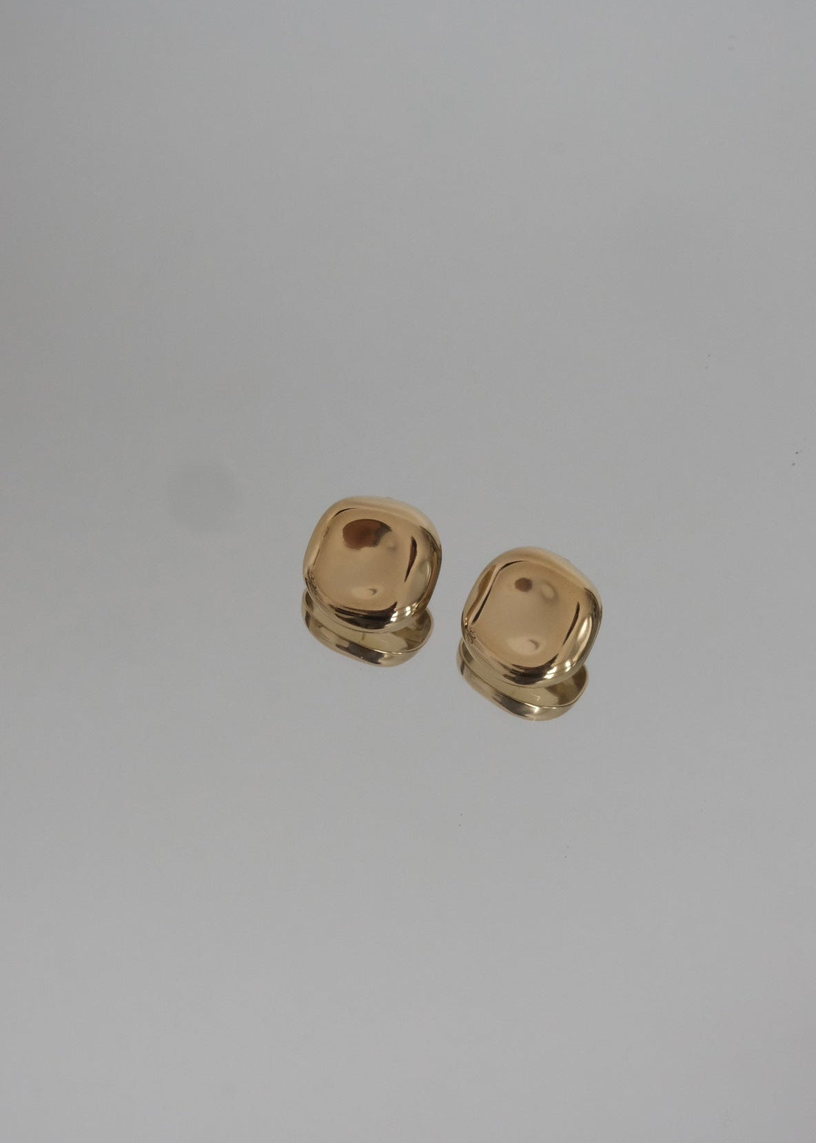 Sublimez votre style avec ces boucles d’oreilles dorées minimalistes, au design épuré et contemporain. Leur forme carré apporte une touche d’élégance subtile, idéale pour un look raffiné au quotidien comme pour des occasions spéciales.