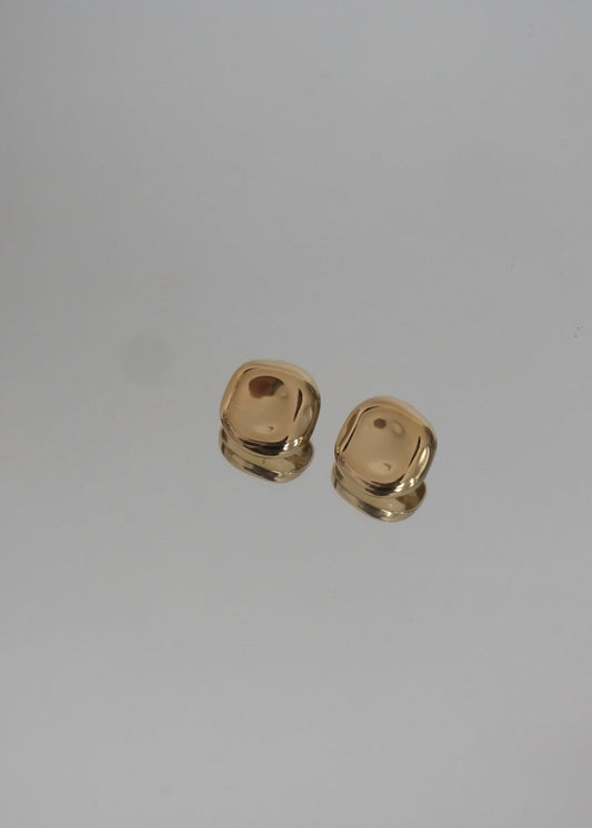 Sublimez votre style avec ces boucles d’oreilles dorées minimalistes, au design épuré et contemporain. Leur forme carré apporte une touche d’élégance subtile, idéale pour un look raffiné au quotidien comme pour des occasions spéciales.