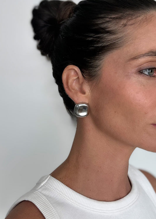 Sublimez votre style avec ces boucles d’oreilles dorées minimalistes, au design épuré et contemporain. Leur forme carré apporte une touche d’élégance subtile, idéale pour un look raffiné au quotidien comme pour des occasions spéciales.