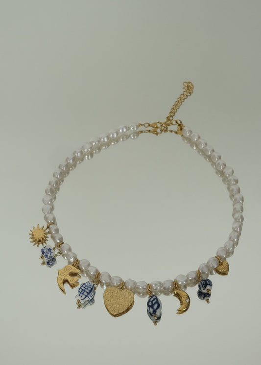 Collier Bridgerton en perles d’eau douce blanc et bleu. Bijou en acier inoxydable, résistant à l’eau, féminin et élégant pour toutes occasions.