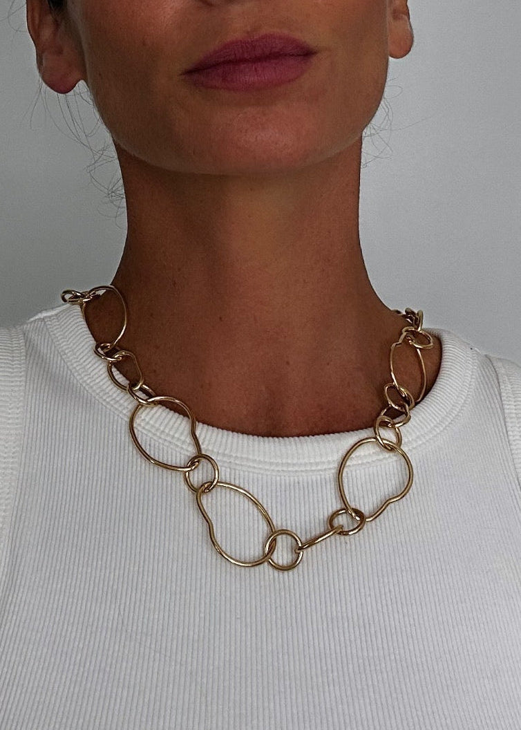 Collier argenté en acier inoxydable à grosses mailles ajourées, style moderne et élégant.