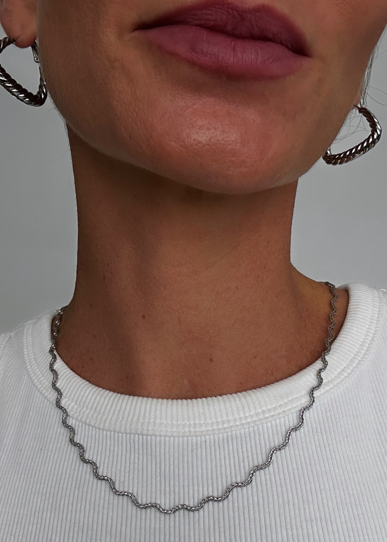 Collier en acier inoxydable doré ou argenté avec pendentif en forme de vague, fin, minimaliste et élégant.