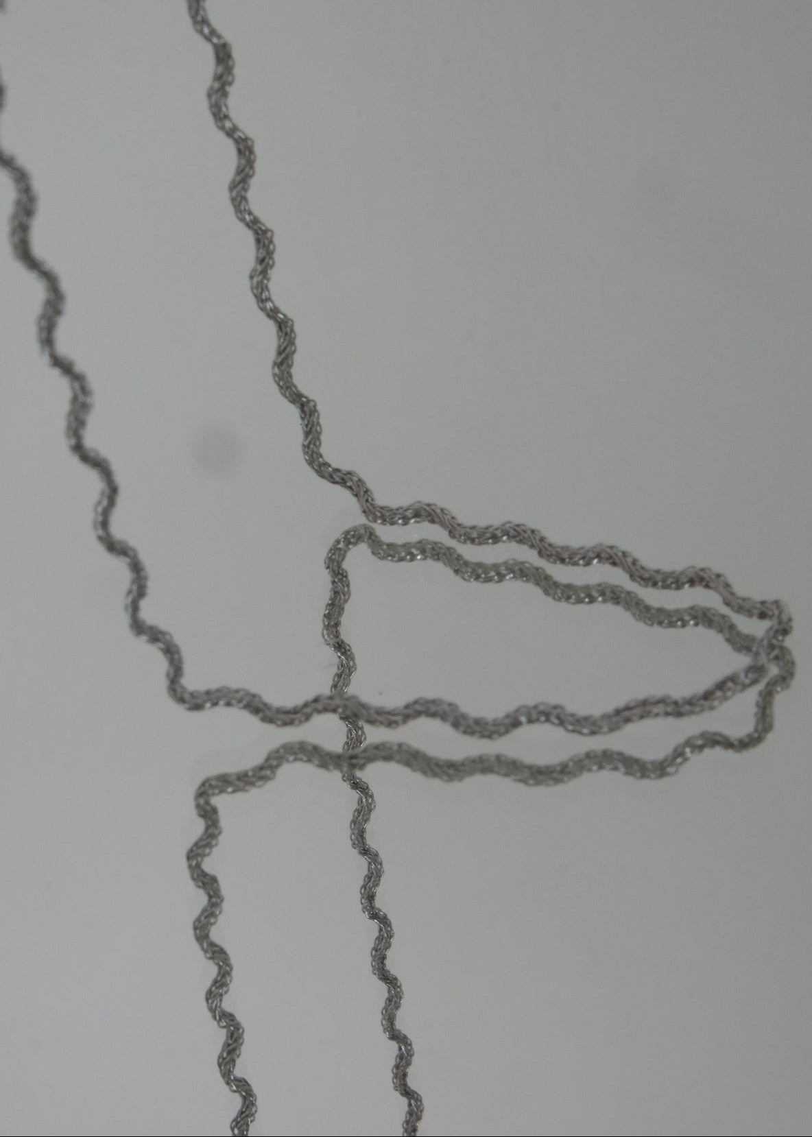 Collier en acier inoxydable doré ou argenté avec pendentif en forme de vague, fin, minimaliste et élégant.