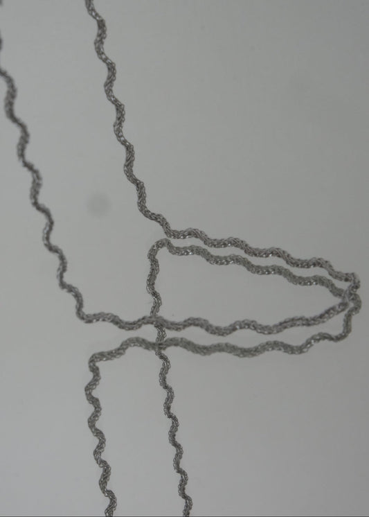 Collier en acier inoxydable doré ou argenté avec pendentif en forme de vague, fin, minimaliste et élégant.