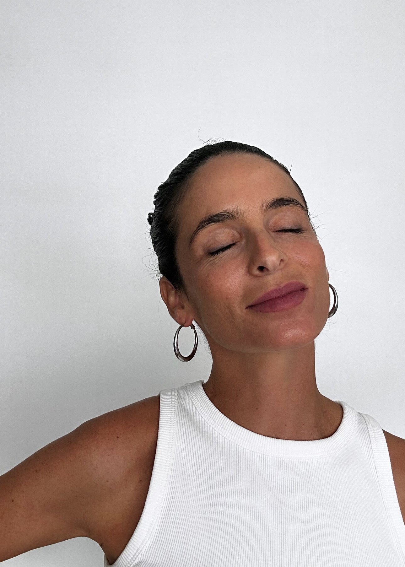 Créoles dorées en acier inoxydable, boucles d’oreilles rondes au design épuré et finition brillante.